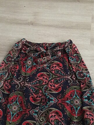l Beden desenli yırtmaçlı bol pantolon