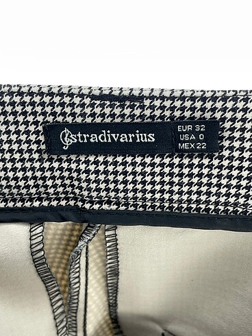 32 Beden çeşitli Renk Stradivarius Düz Kesim %70 İndirimli.