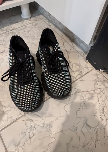 Siyah Pullu Polka Dot Blok Topuk Spor Ayakkabı