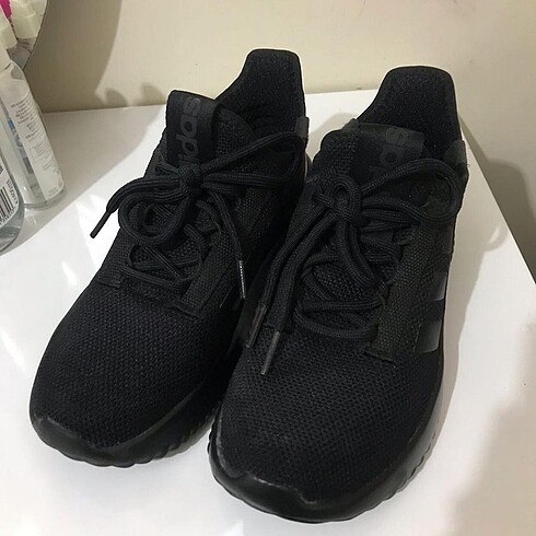 siyah adidas spor ayakkabı