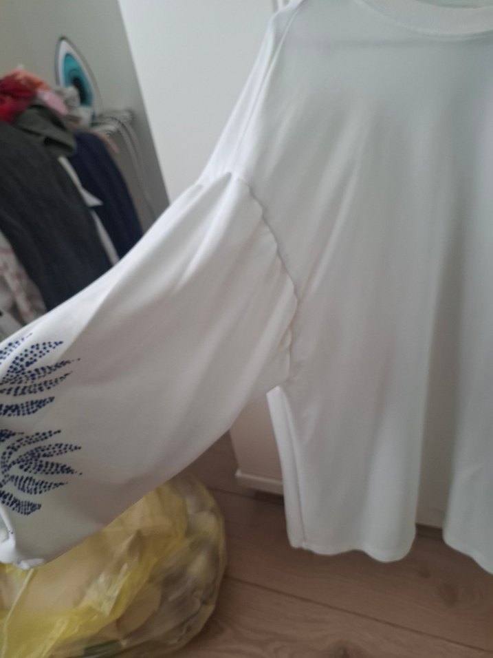 Beyaz Uzun Kollu Kadın Sweatshirt - Görsel 3