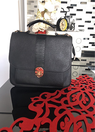 Accessorize Yalnızca metal yerinde küçük bir soyulma var.