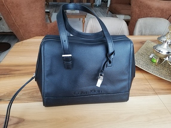 Calvin Klein siyah çanta çok kullanışlıdır.