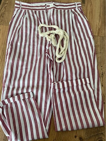 Bordo çizgili kemerli pantolon
