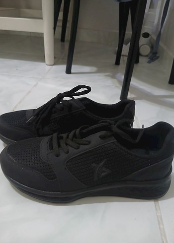 Siyah Bağcıklı Kadın Spor Ayakkabı