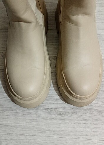 37 Beden siyah Renk PULL AND BEAR ELASTİK TABANLI BOT