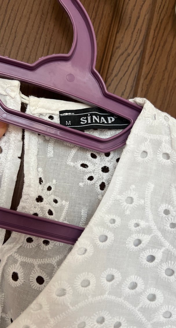 Beyaz V Yaka Fisto İşlemeli Midi Elbise - Görsel 4