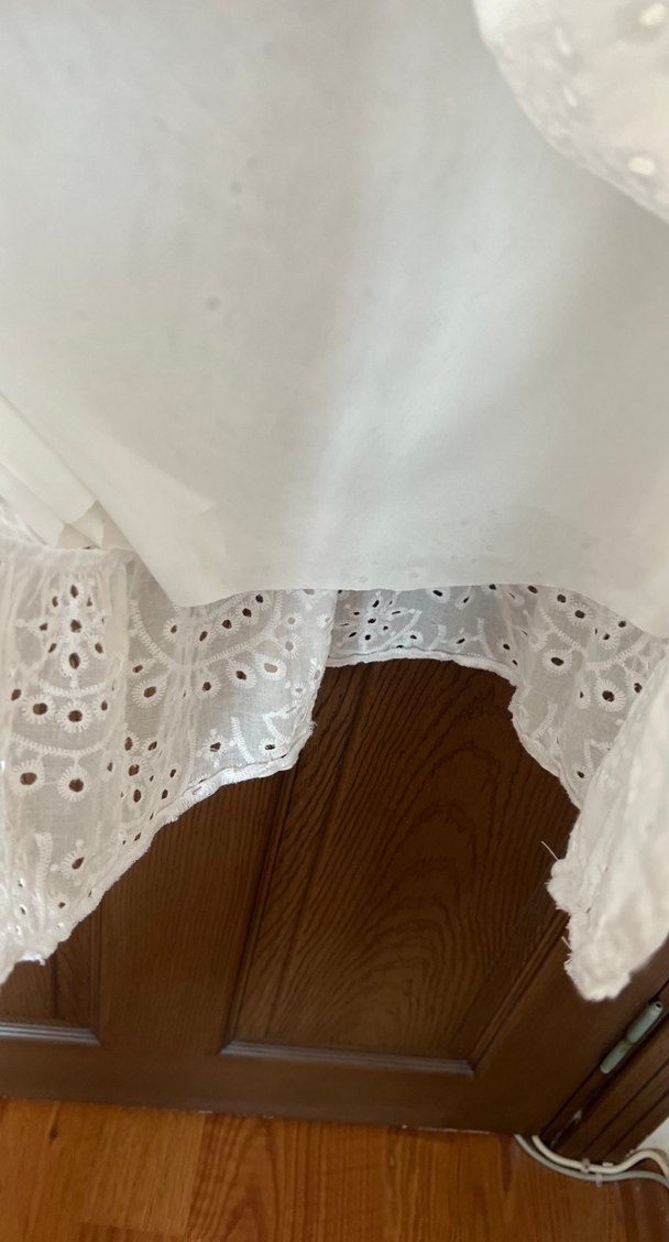 Beyaz V Yaka Fisto İşlemeli Midi Elbise - Görsel 5