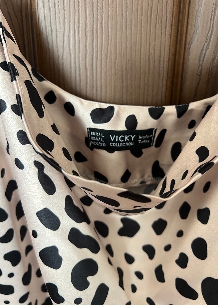 Degaje yaka leopar desenli elbise - Görsel 3