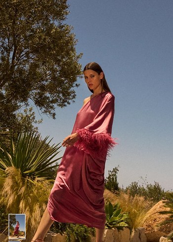 Pembe Dökümlü Uzun Kadın Elbisesi