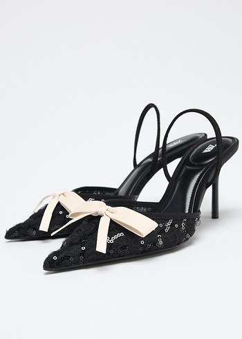 Fiyonklu Siyah İşlemeli Stiletto