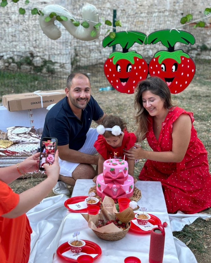 Kırmızı elbise - Görsel 3