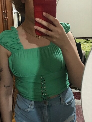 yeşil askılı fırfırlı crop