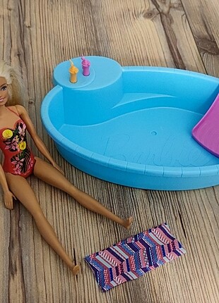 Havuzlu barbie 