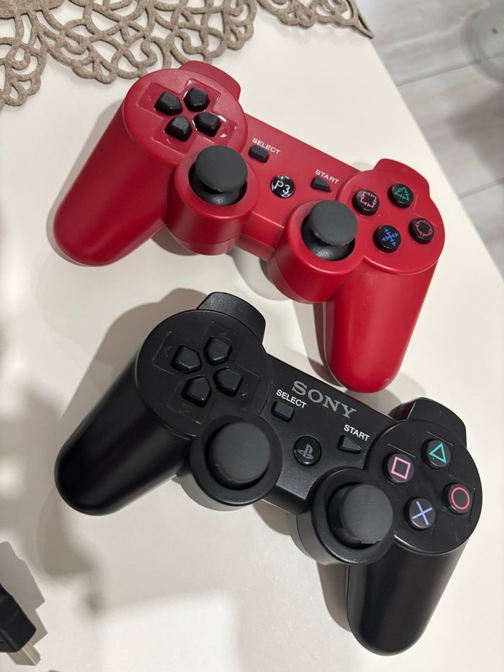 Sony PS3 Oyun Konsolu ve Kontroller - Görsel 2