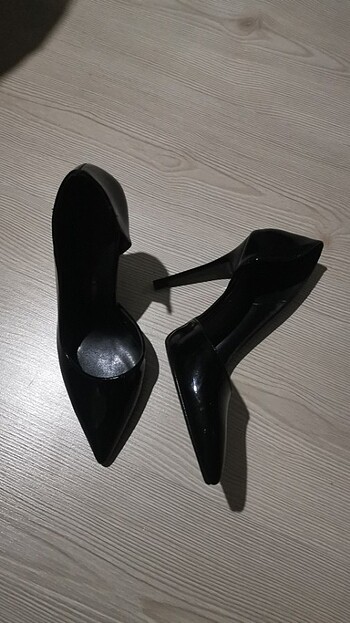 Rugan stiletto ayakkabı , giyilmiştir