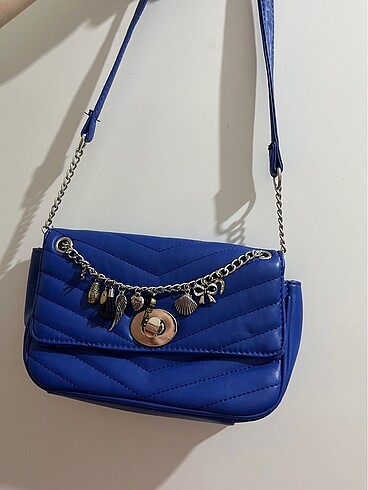 STRADIVARIUS MAVİ OMUZ ÇANTASI ZİNCİRLİ CHARM AKSESUARLI