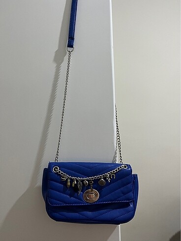 Stradivarius STRADIVARIUS MAVİ OMUZ ÇANTASI ZİNCİRLİ CHARM AKSESUARLI
