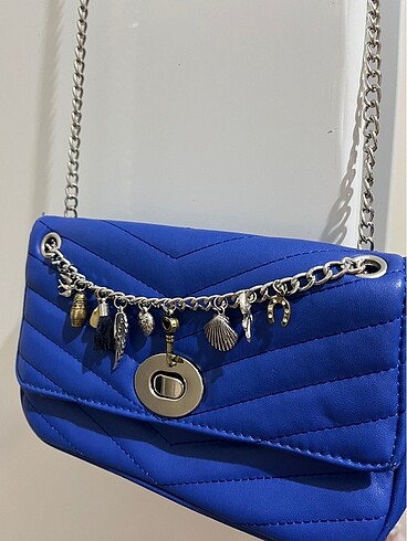 Beden mavi Renk STRADIVARIUS MAVİ OMUZ ÇANTASI ZİNCİRLİ CHARM AKSESUARLI