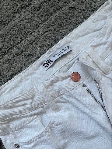 32 Beden beyaz Renk ZARA BEYAZ JEAN PAÇASI KESİK