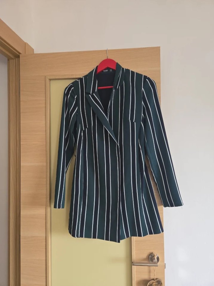 Bershka yeşil beyaz Çizgili Kemerli V Yaka Mini şort Elbise - Görsel 3