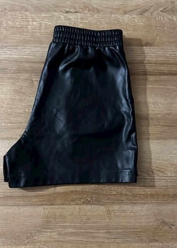 Stradivarius Deri Görünümlü Şort - M Beden - Görsel 3
