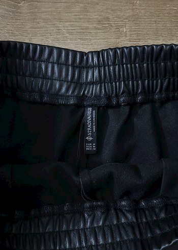 Stradivarius Deri Görünümlü Şort - M Beden - Görsel 4