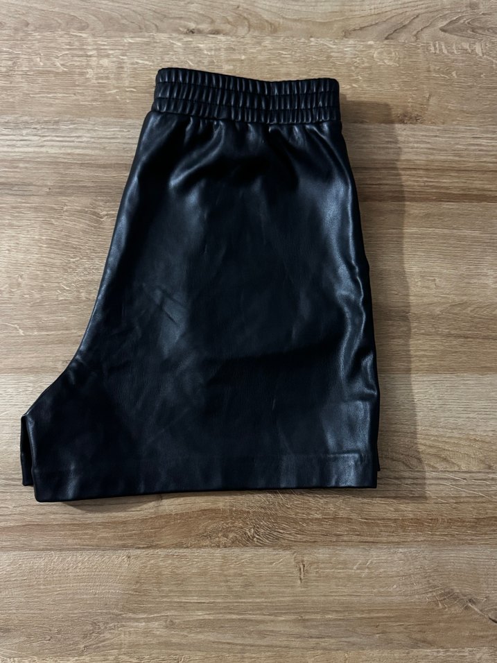 Stradivarius Deri Görünümlü Şort - M Beden - Görsel 3