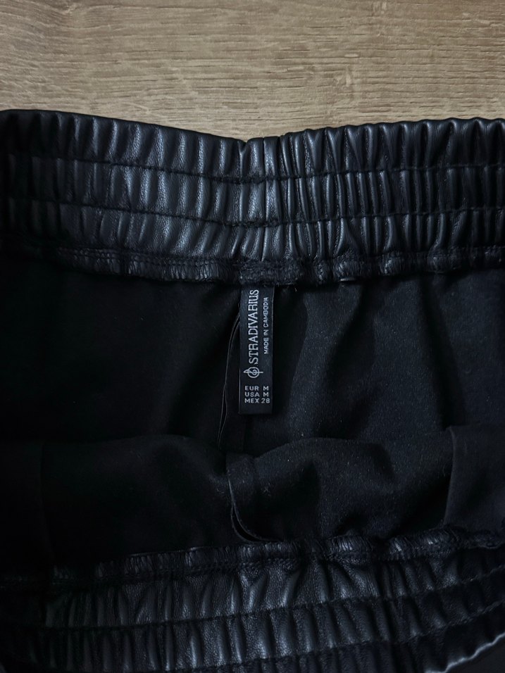 Stradivarius Deri Görünümlü Şort - M Beden - Görsel 4