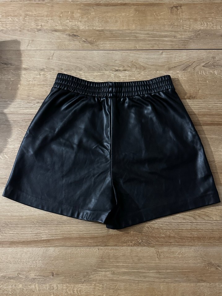 Stradivarius Deri Görünümlü Şort - M Beden - Görsel 2