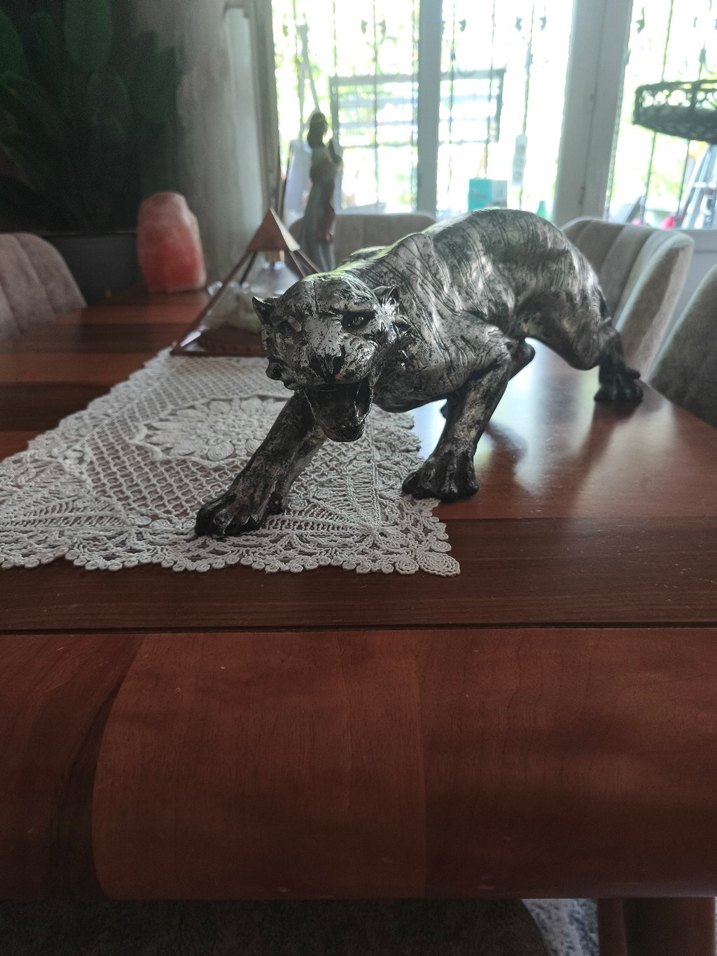 Koyu Gri Kaplan Figürin - Görsel 2