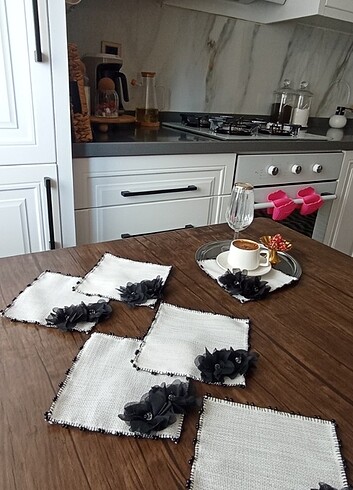 Beden siyah çiçekli işlemeli sunum peçetesi