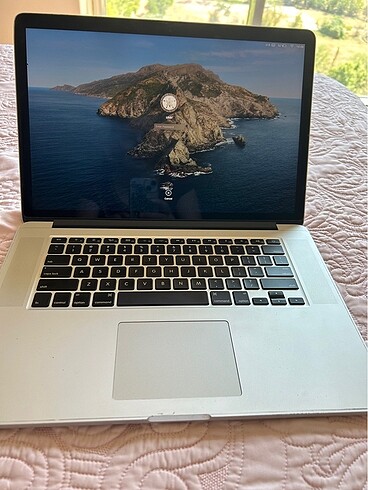Apple laptop