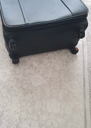 Siyah Fermuarlı Valiz - Görsel 3