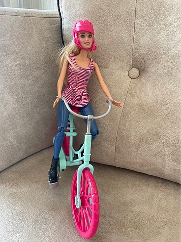Barbie bisiklete biniyor
