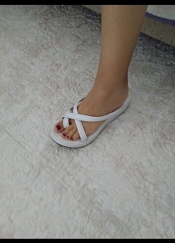 BEYAZ PARMAK ARASI DOLGU TOPUK TERLİK
