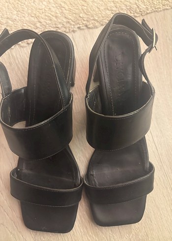 Siyah Deri Tokalı Kadın Topuklu Sandalet - Görsel 3