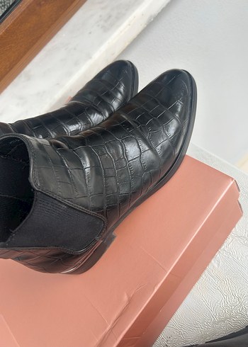 Siyah Deri Kemerli Yılan Desenli Kadın Bot - Görsel 3