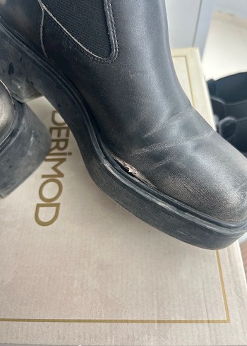 Tokalı Siyah Deri Kadın Bot - Görsel 3