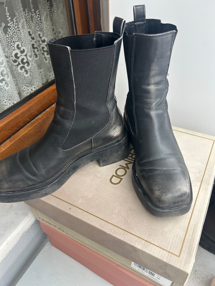 Tokalı Siyah Deri Kadın Bot - Görsel 2