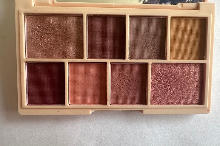 Beden I <3 Revolution Rose Gold Mini Far Paleti