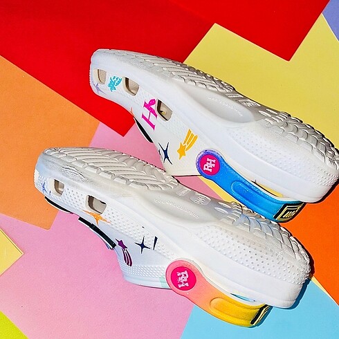 32 Beden CROCS RAİNBOW HİGH ÇOCUK TERLİK