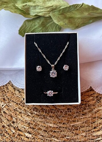 925 ayar ithal gümüş takı setleri 200 TL'den başlamaktadır model