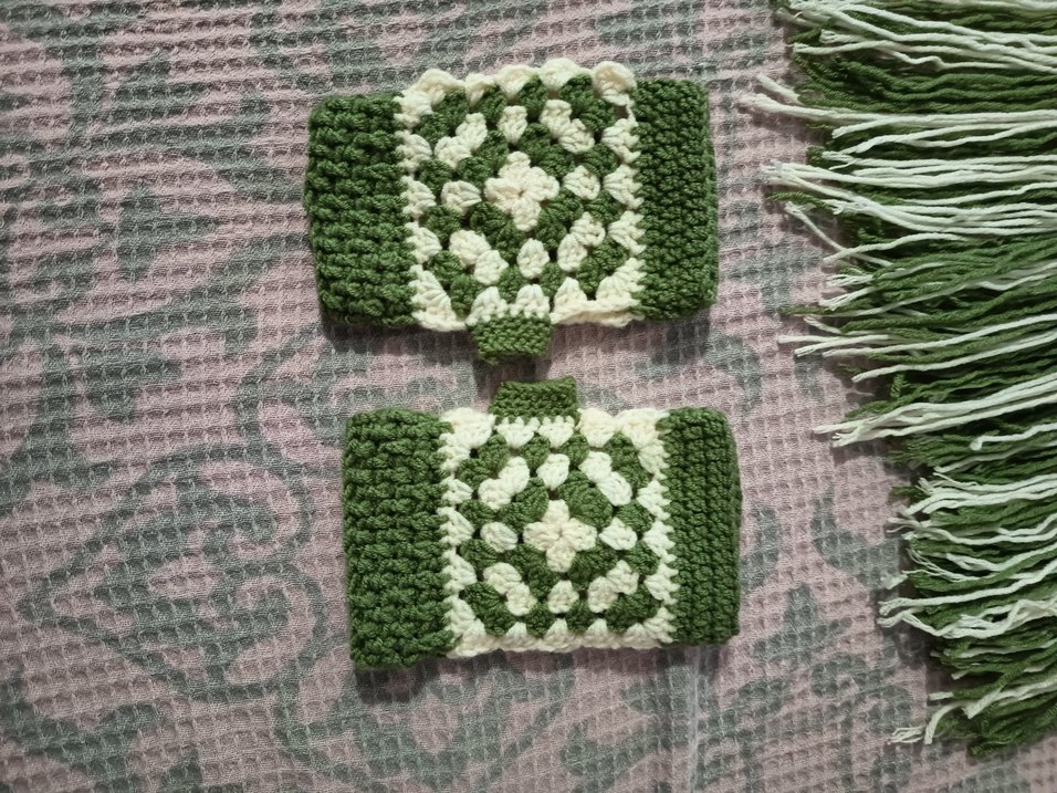 Yeşil krem motif el örgüsü atkı eldiven takım - Görsel 2