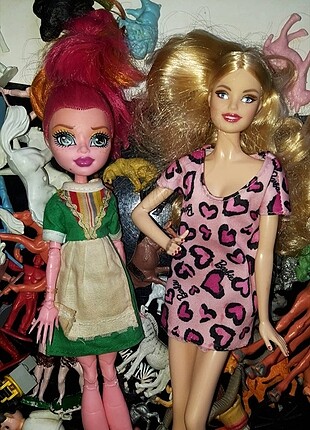 Monster high bebek ve barbie bebek