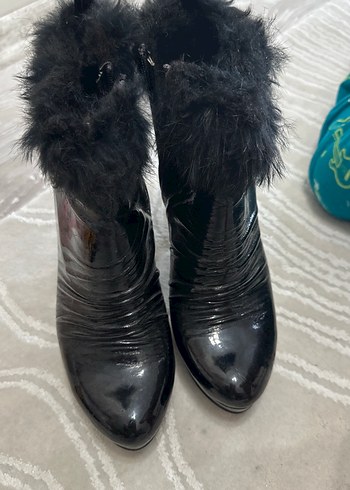 Siyah Tüylü Gotik Stiletto Topuklu Kadın Bot