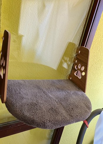 Kahverengi ve Gri Kedi Penceresi Yatağı