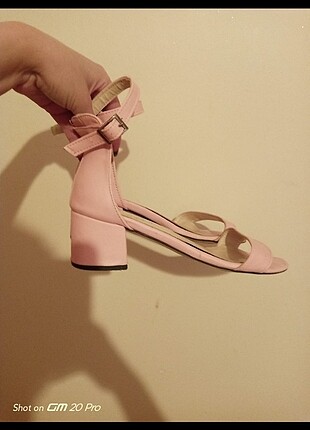 Pembe kısa topuklu ayakkabı