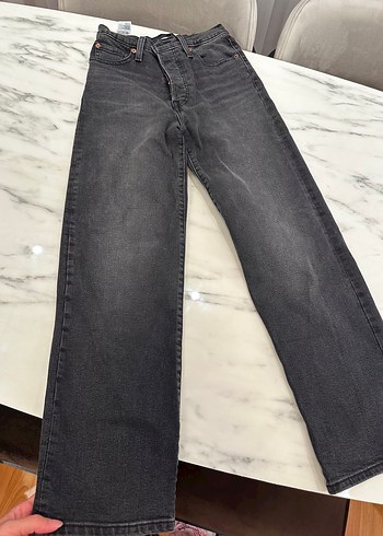 Levis Ribcage Ankle Jean