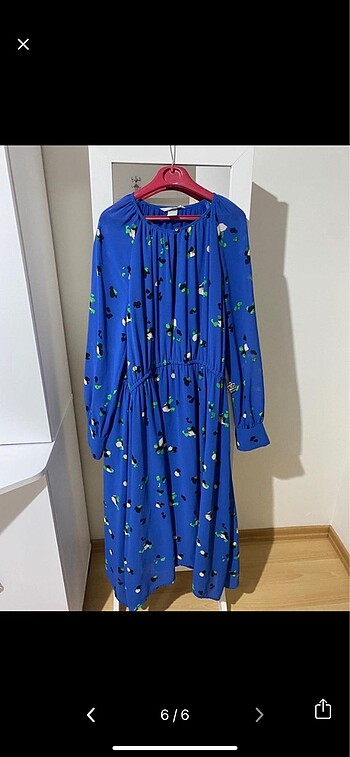 H&M mavi çiçekli elbise ve üçlü toka